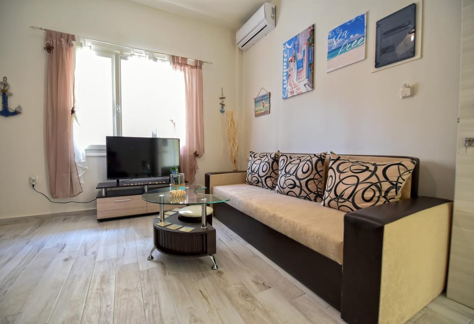 TV and multimedia, Living room, Seating area, Evening entertainment, air conditioner