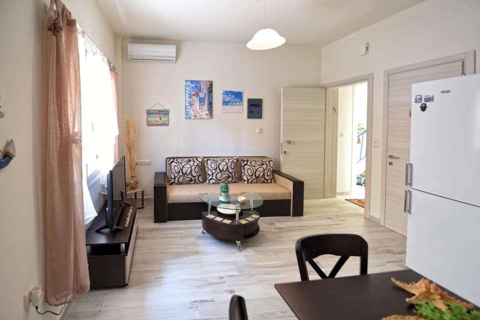 Kitchen or kitchenette, Living room, Seating area, Dining area, oven, air conditioner