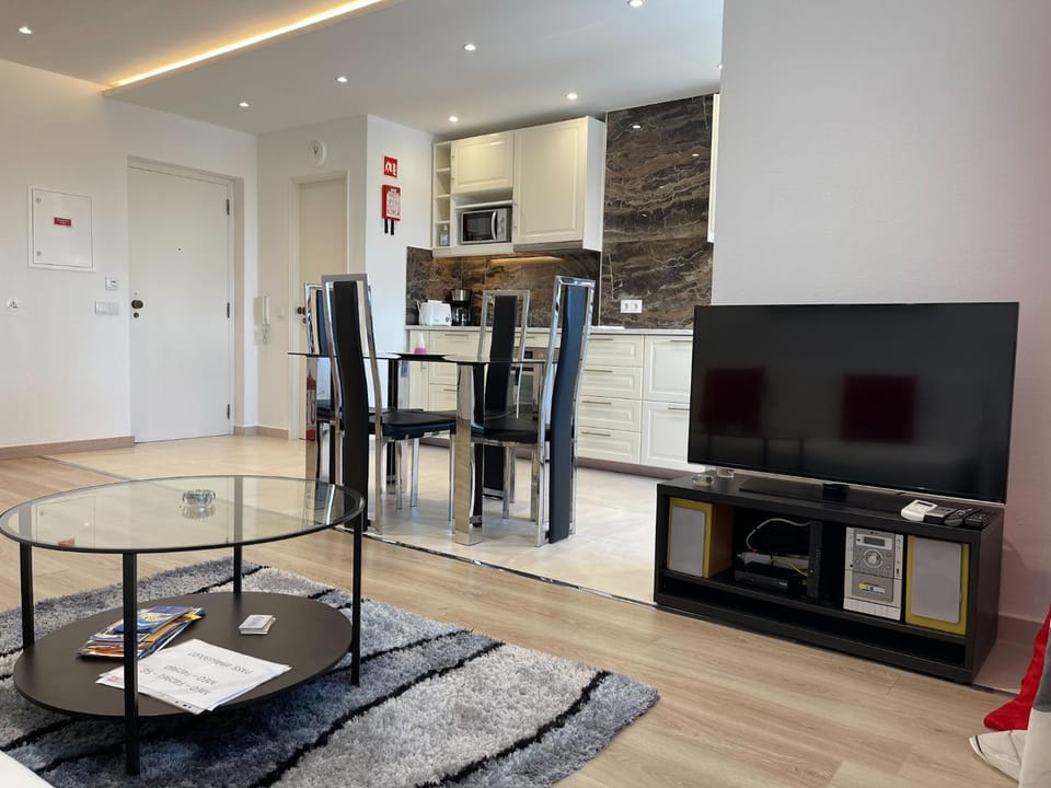 Communal lounge/ TV room, TV and multimedia, Kitchen or kitchenette, Living room, Seating area, Dining area, minibar