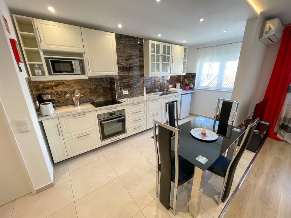Kitchen or kitchenette, Seating area, Dining area, minibar, pet friendly, stove, toaster