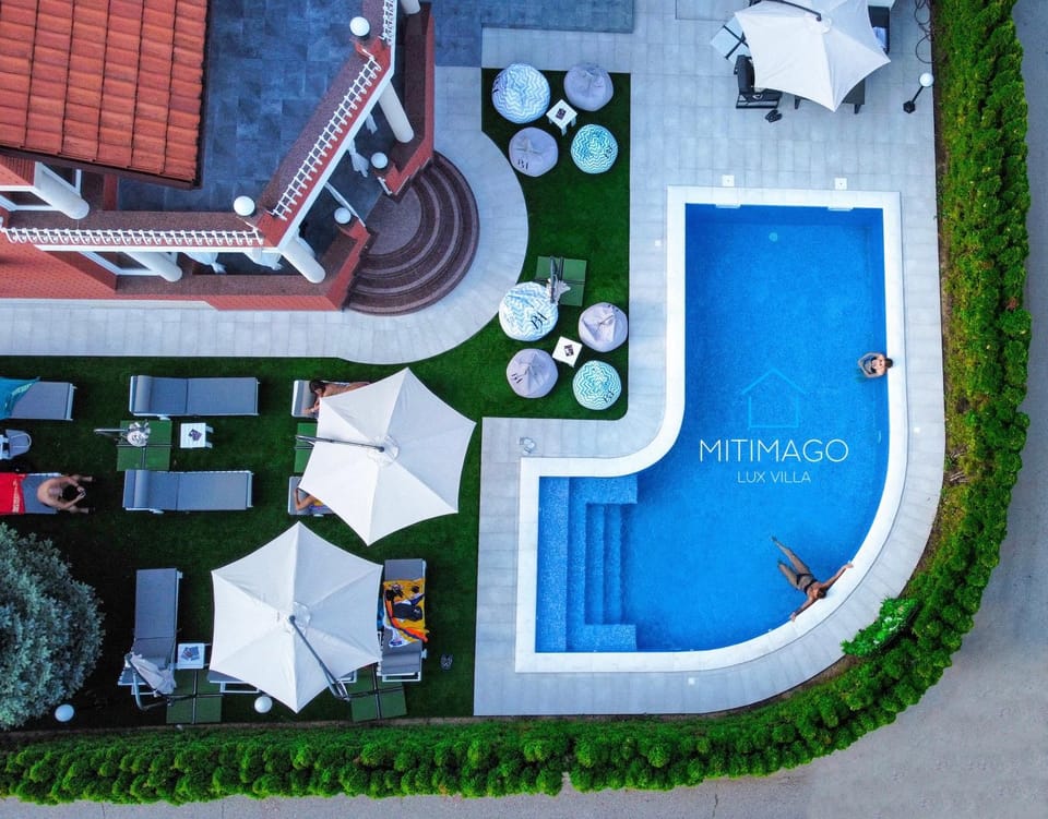 Property building, Bird's eye view, Garden view, Pool view, Swimming pool, sunbed