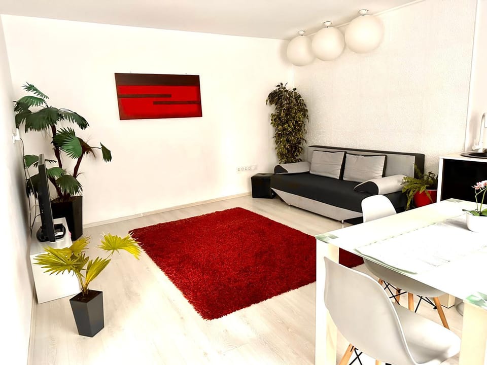 Bed, TV and multimedia, Living room, Photo of the whole room, Seating area, Bedroom