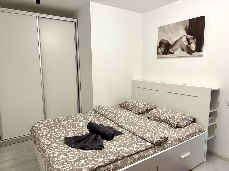 Bed, Photo of the whole room, Bedroom, towels, wardrobe