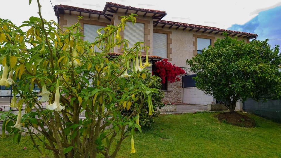 Casa Carmina y Nando, cerca Santander y Cabarceno Country House in Cantabria