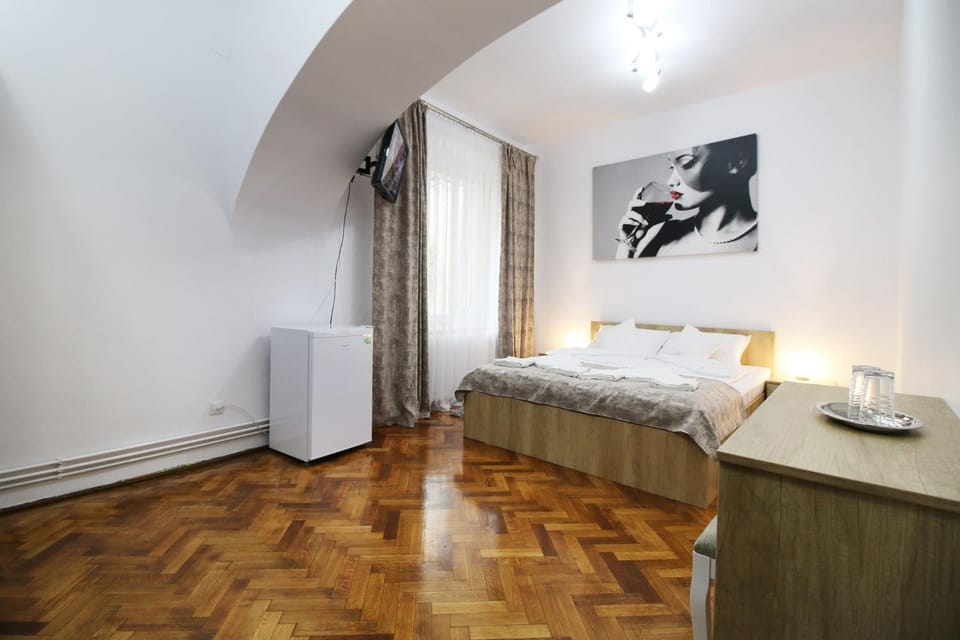 Bed, Bathroom, Photo of the whole room, Decorative detail, Bedroom, Inner courtyard view