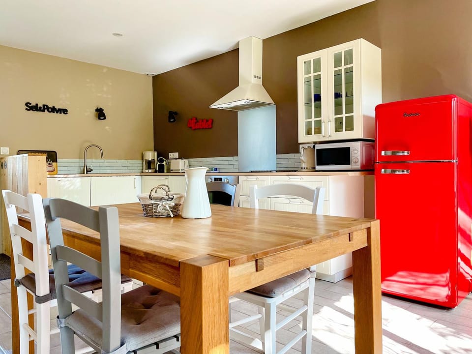 Kitchen or kitchenette, Dining area