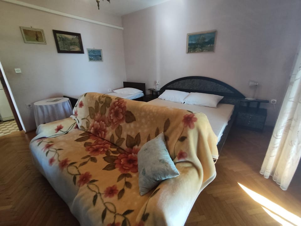 Bed, Photo of the whole room, Seating area, Bedroom, air conditioner