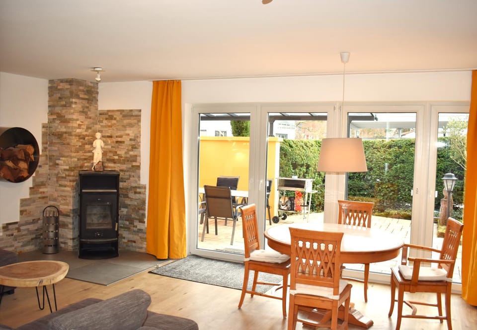 Patio, Living room, Seating area, Dining area, flat iron