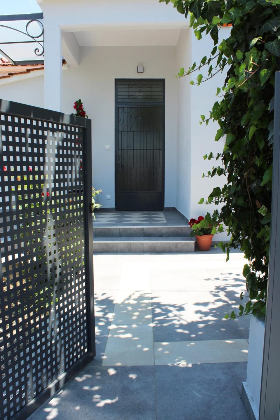 Patio, Facade/entrance, Day, Garden, Balcony/Terrace, On site