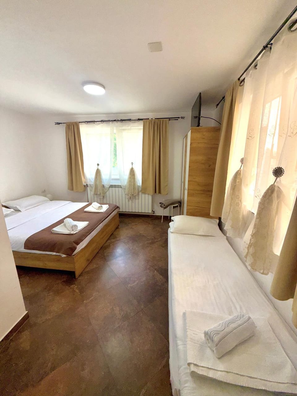 Pensiunea Axenia Ale Bed and Breakfast in Romania