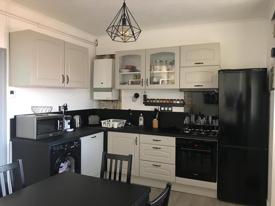 Coffee/tea facilities, Kitchen or kitchenette, Dining area