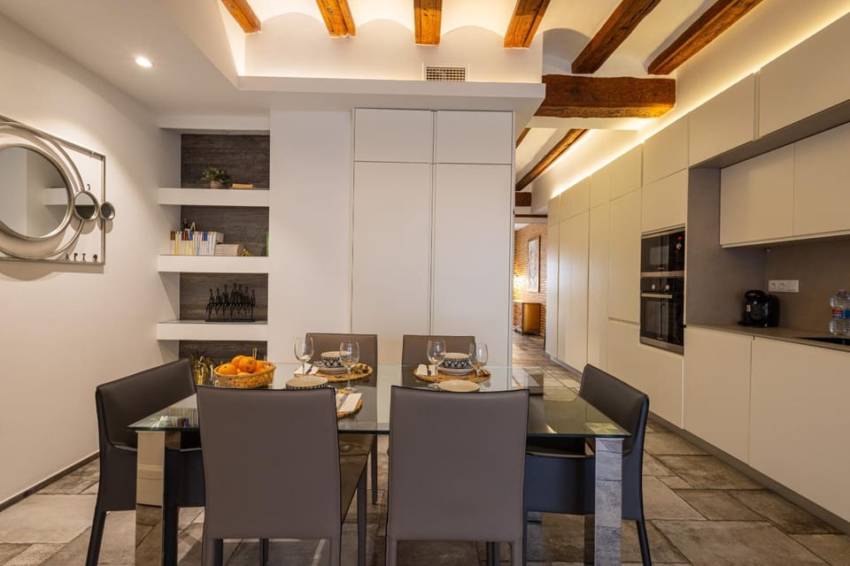 Kitchen or kitchenette, Dining area
