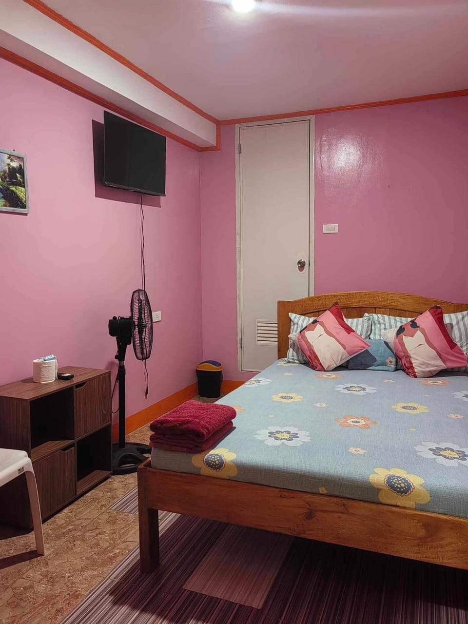 Photo of the whole room, Bedroom