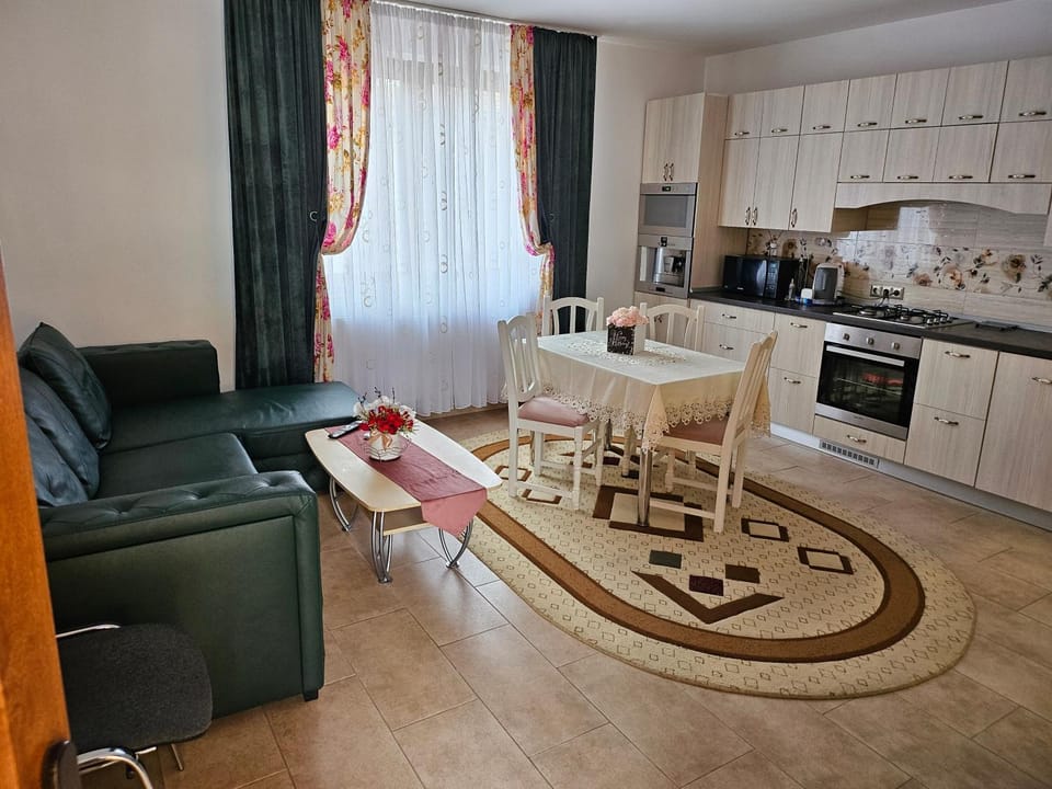 Coffee/tea facilities, Kitchen or kitchenette, Living room, Street view