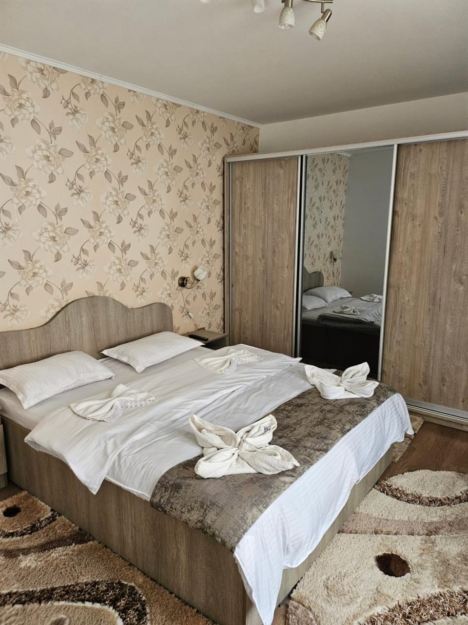 Bed, Bedroom, Garden view