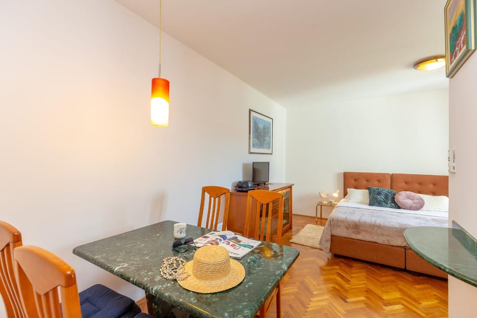Photo of the whole room, Dining area