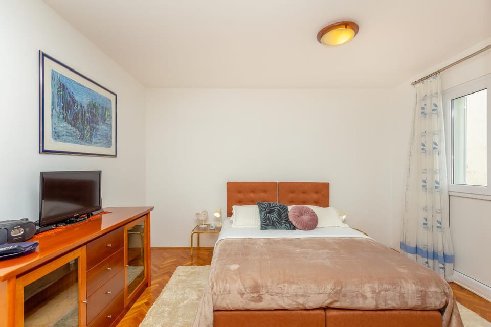 Bed, TV and multimedia, Photo of the whole room, Bedroom