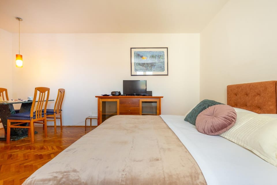 Bed, TV and multimedia, Photo of the whole room
