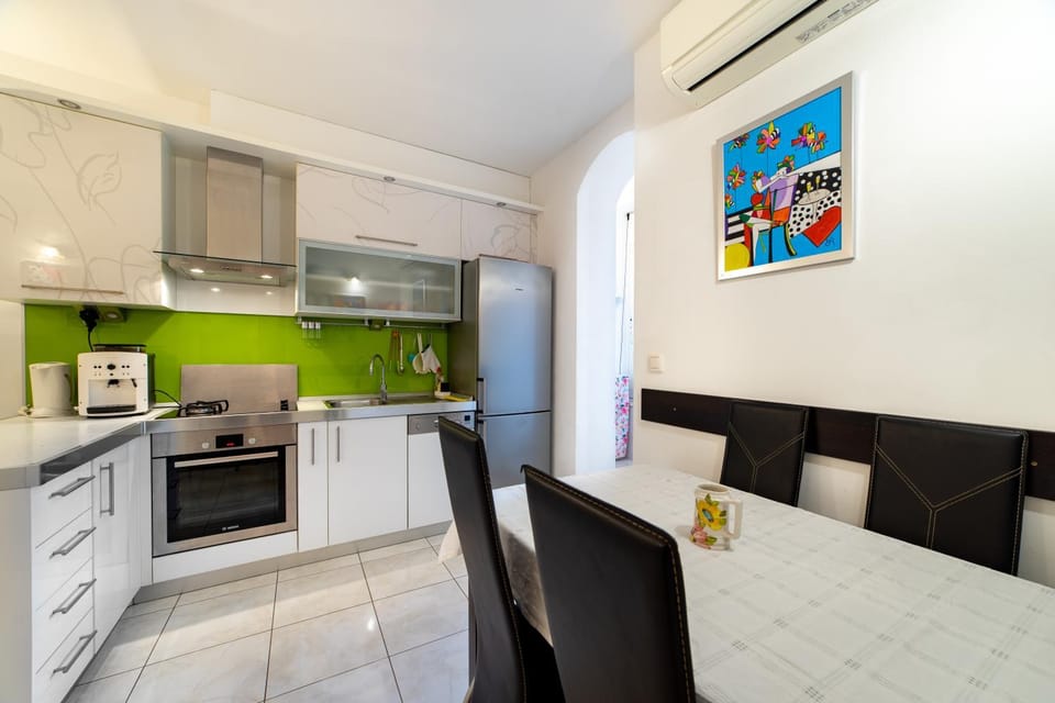 Kitchen or kitchenette, Dining area, dishwasher, pet friendly, stove