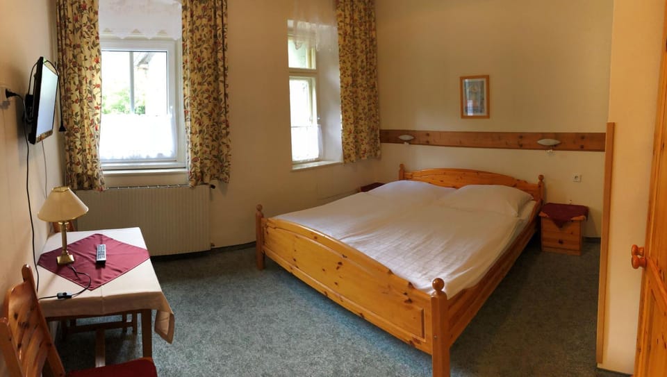 Bed, TV and multimedia, Photo of the whole room