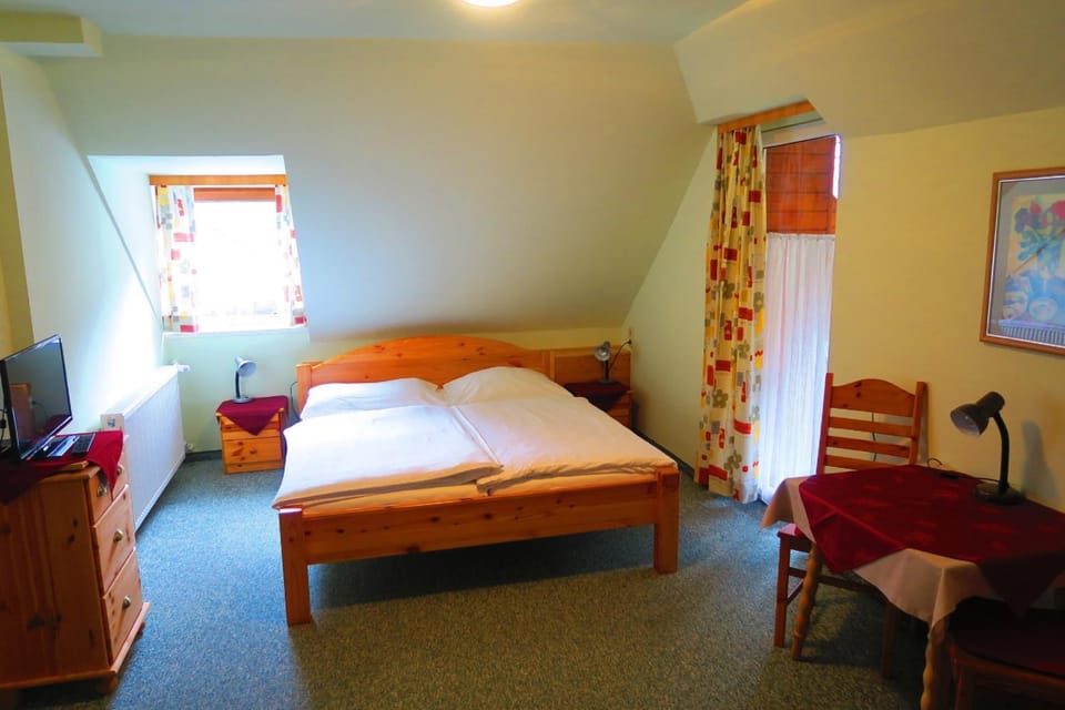 Bed, TV and multimedia, Photo of the whole room, Seating area