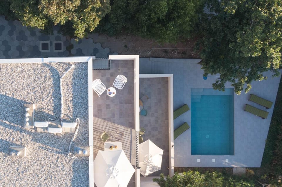 Bird's eye view, Pool view
