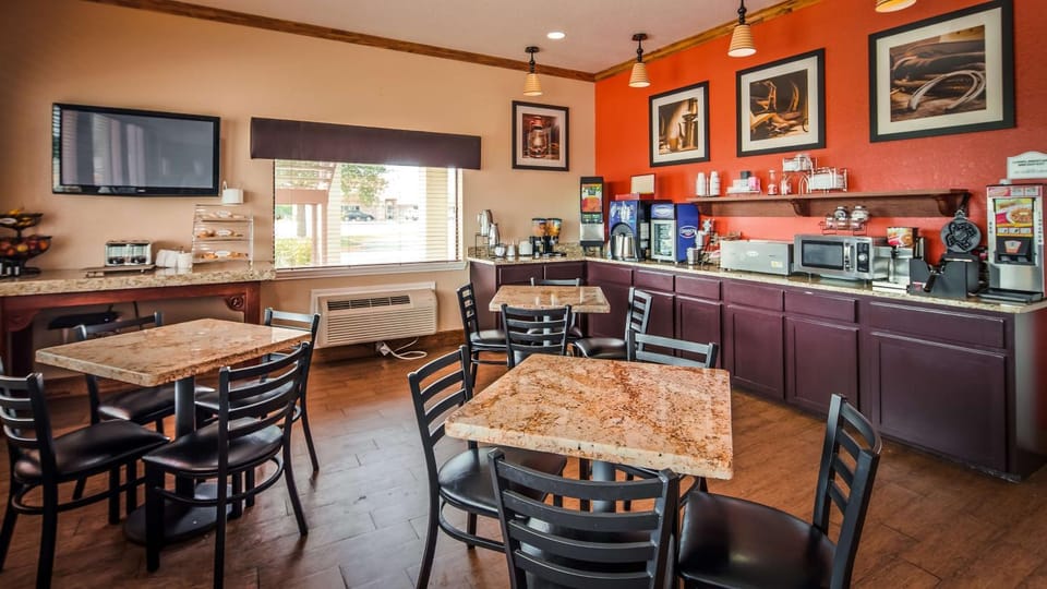 Restaurant/places to eat, Dining area, On site, Breakfast