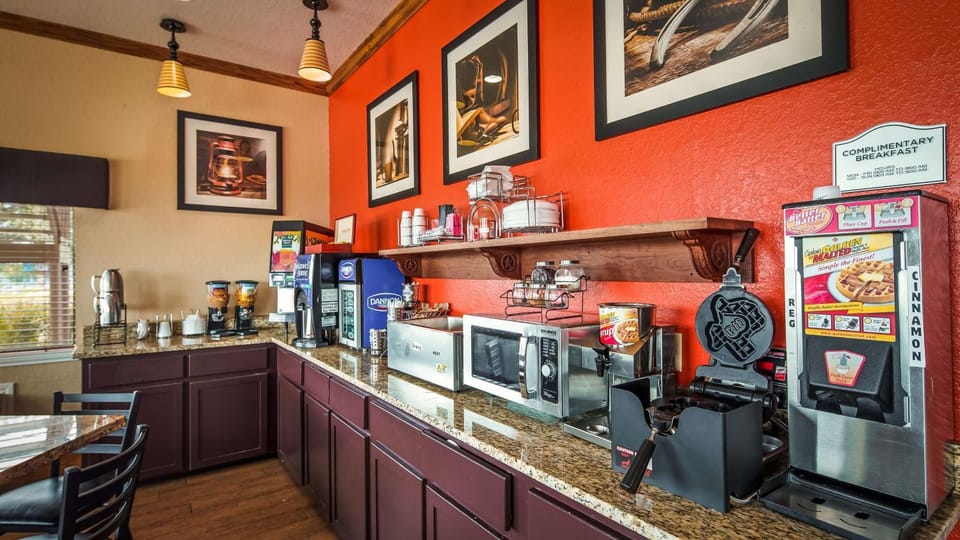 Restaurant/places to eat, Dining area, On site, Breakfast