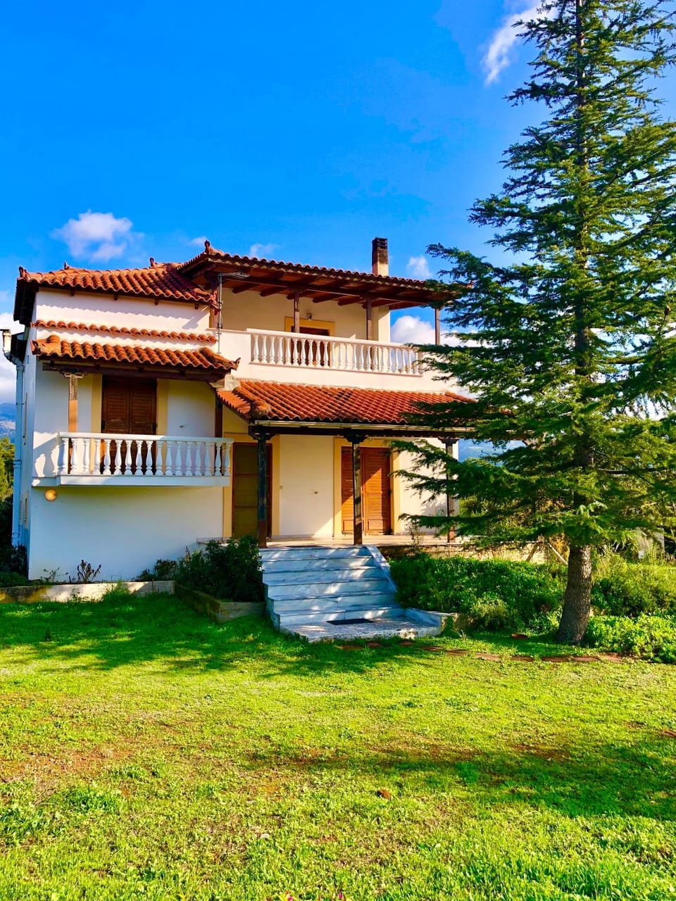 Property building, Facade/entrance, Spring, Day, Natural landscape, Garden, Garden view