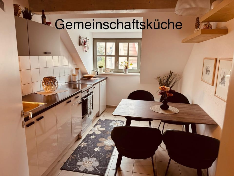 Kitchen or kitchenette, Dining area, Communal kitchen
