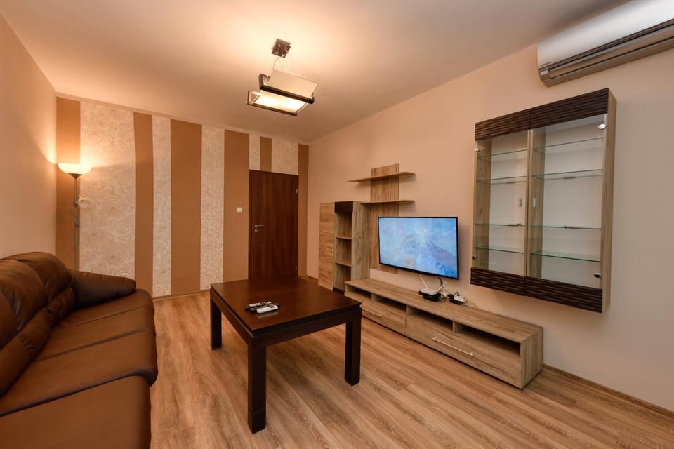 Communal lounge/ TV room, TV and multimedia, Seating area, Evening entertainment