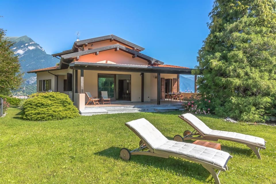 Property building, Patio, Day, Natural landscape, Garden, Balcony/Terrace, Garden view, Lake view, Mountain view, sunbed