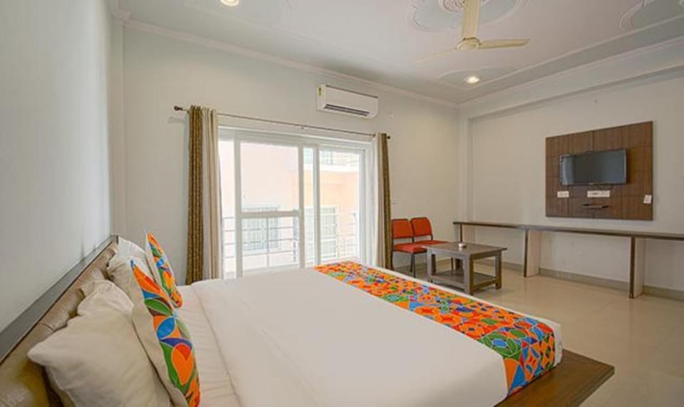 Bed, TV and multimedia, Bedroom, hair dresser, air conditioner