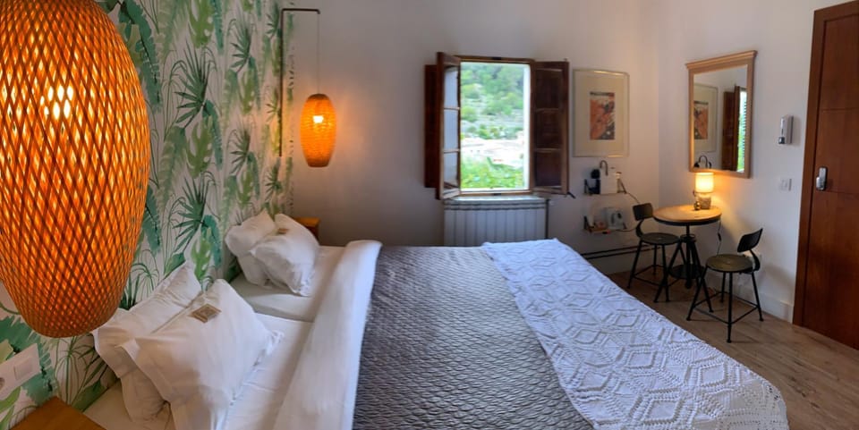 Photo of the whole room, Seating area