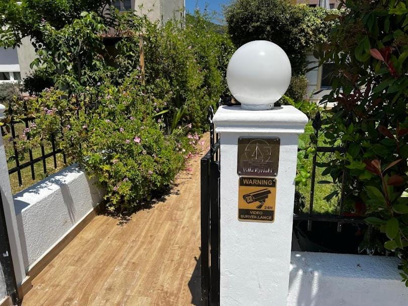 Property building, Facade/entrance, Garden