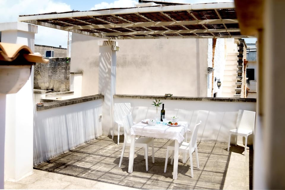 Property building, Patio, Balcony/Terrace