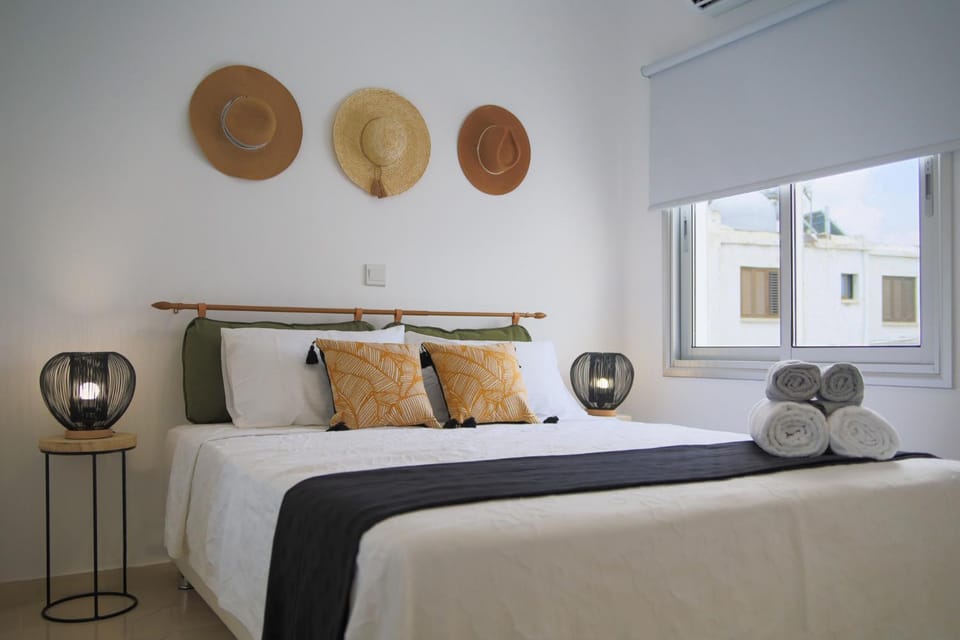Bed, Photo of the whole room, Decorative detail, Bedroom, children, Family, Quiet street view