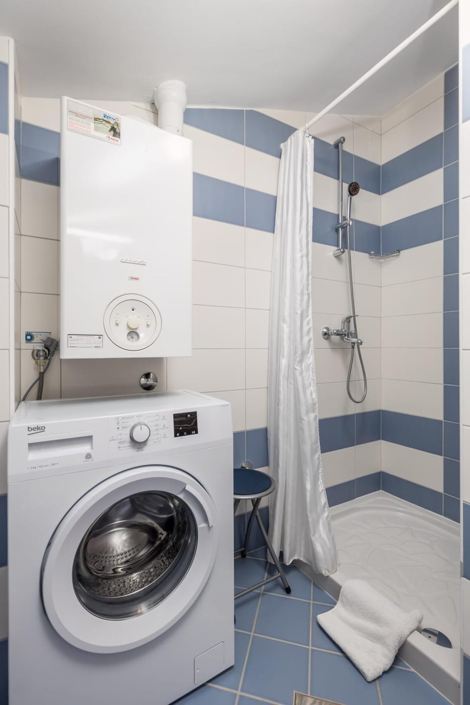 Shower, Bathroom, towels, washing machine