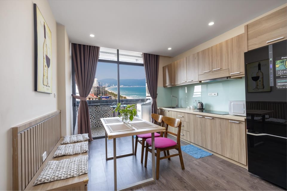 Kitchen or kitchenette, Dining area, Sea view, minibar, oven, stove
