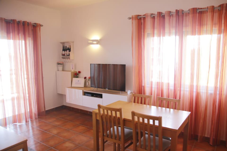 Communal lounge/ TV room, TV and multimedia, Living room, Seating area, Dining area