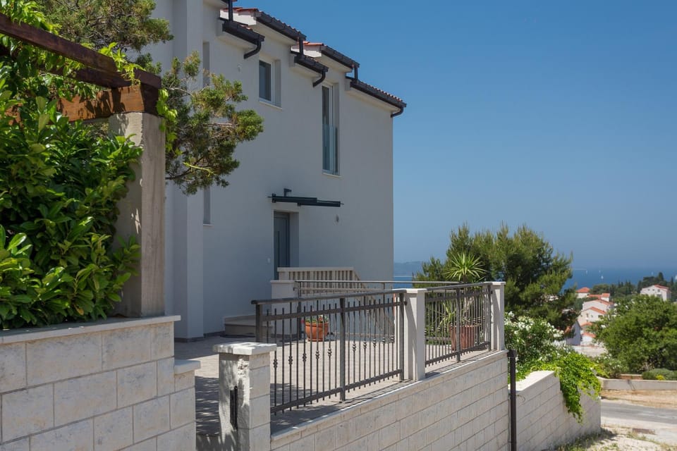 Property building, Facade/entrance, Balcony/Terrace