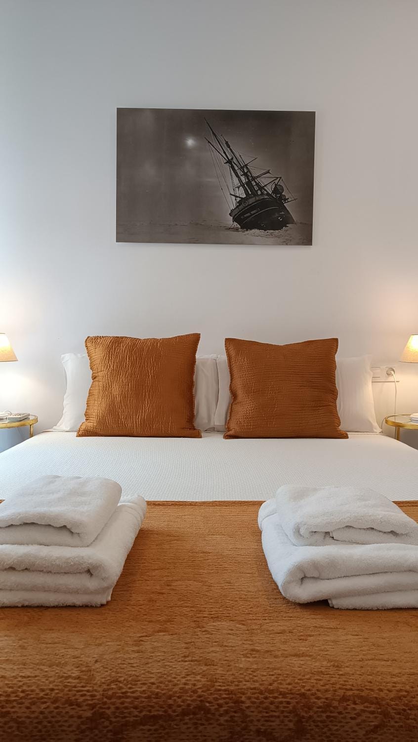 Bed, Photo of the whole room, Bedroom, towels