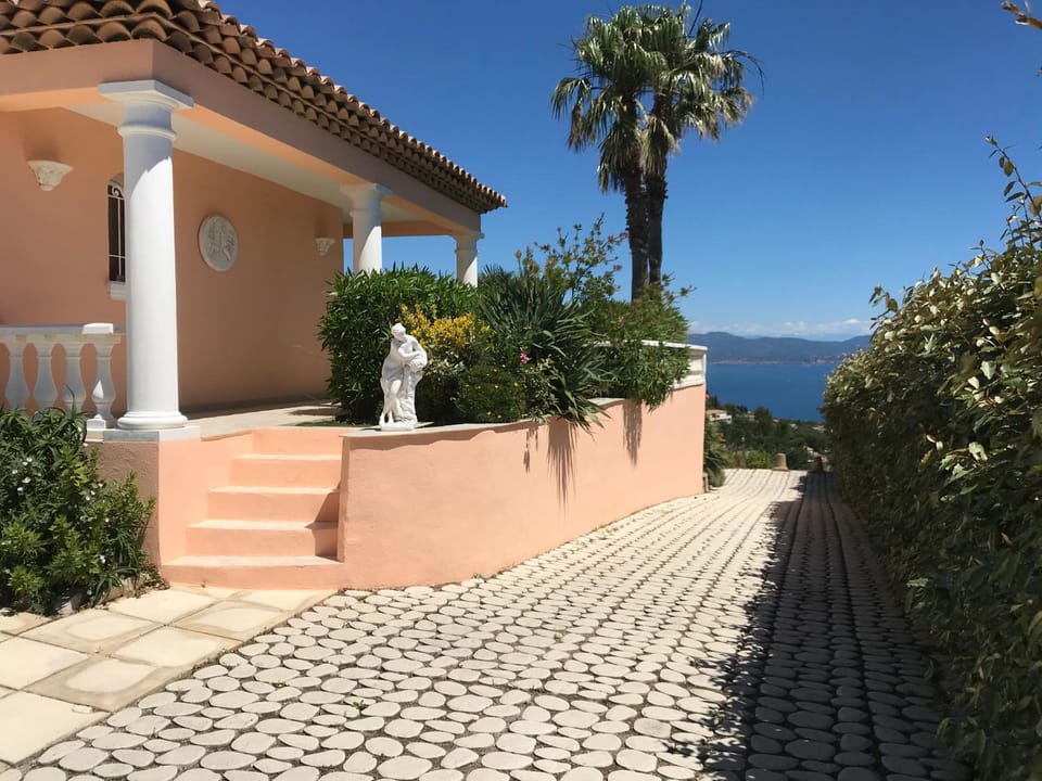 Goonie Lodge Bed and Breakfast in Roquebrune-sur-Argens