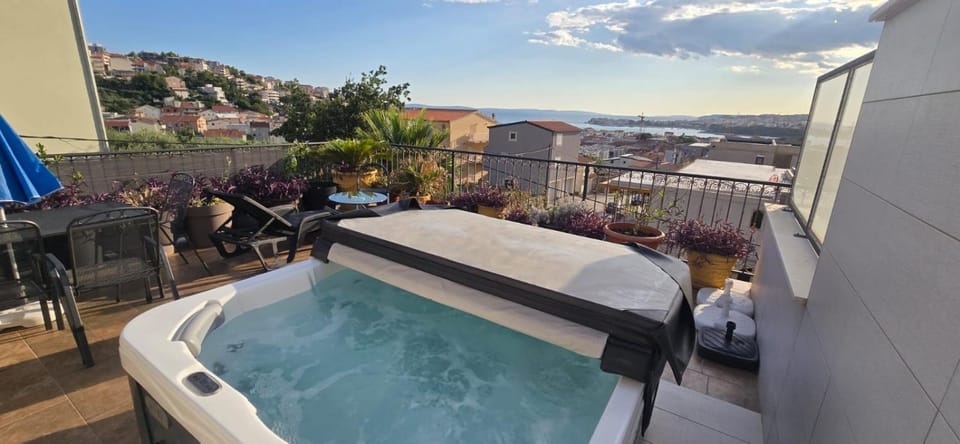 Pool, Sauna, Jacuzzi with Sea view - Apartment Josipa Apartment in Podstrana