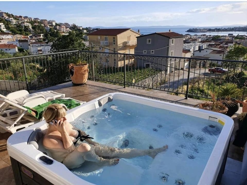 Pool, Sauna, Jacuzzi with Sea view - Apartment Josipa Apartment in Podstrana