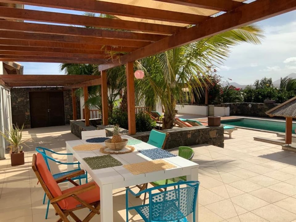 Property building, Balcony/Terrace, Living room