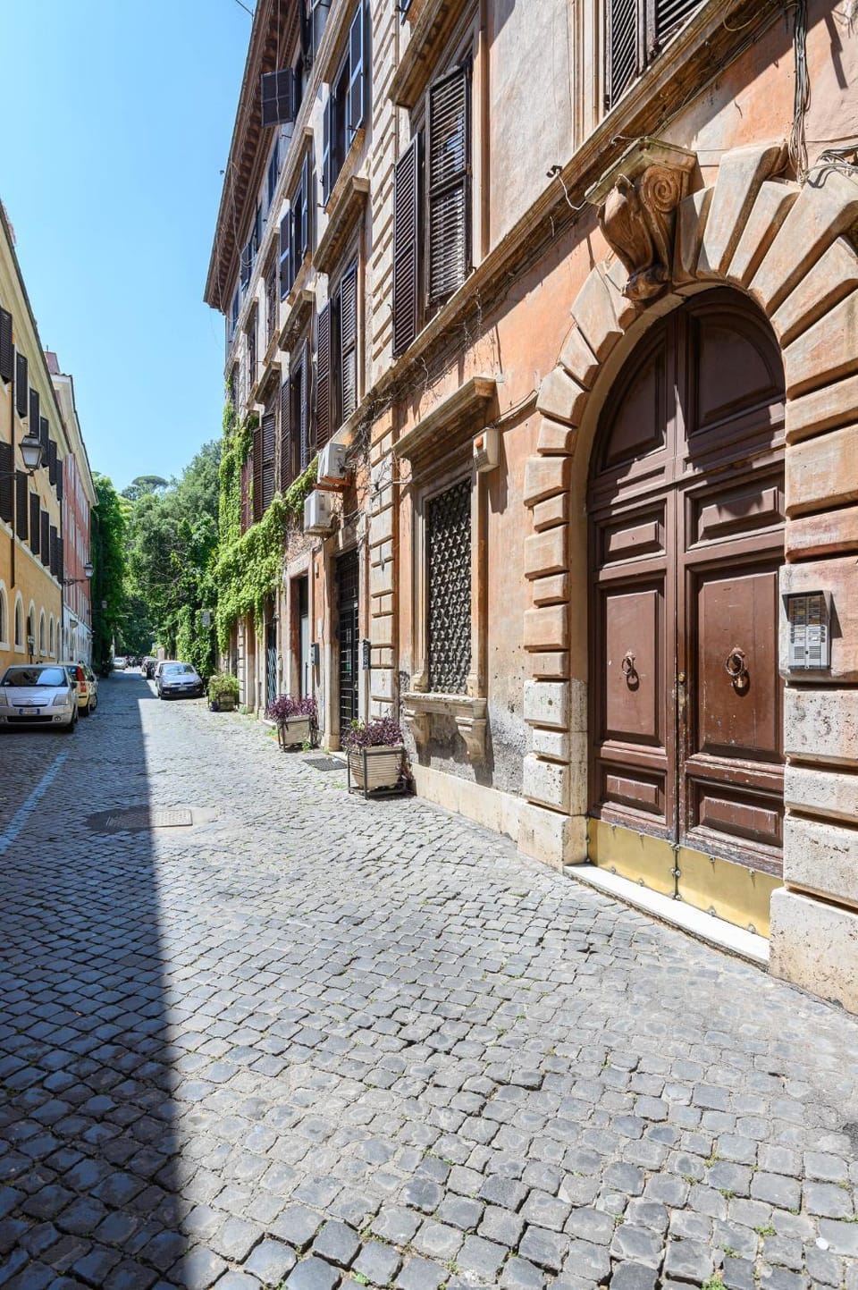 Facade/entrance, Neighbourhood