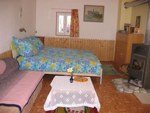 TV and multimedia, Seating area, Bedroom