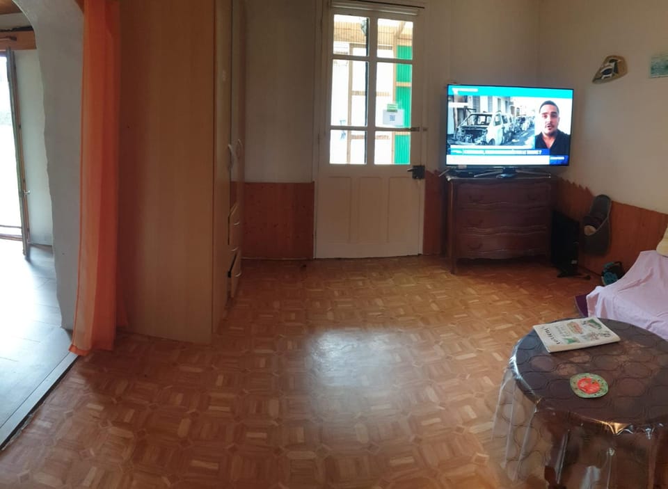 TV and multimedia, Seating area, Bedroom