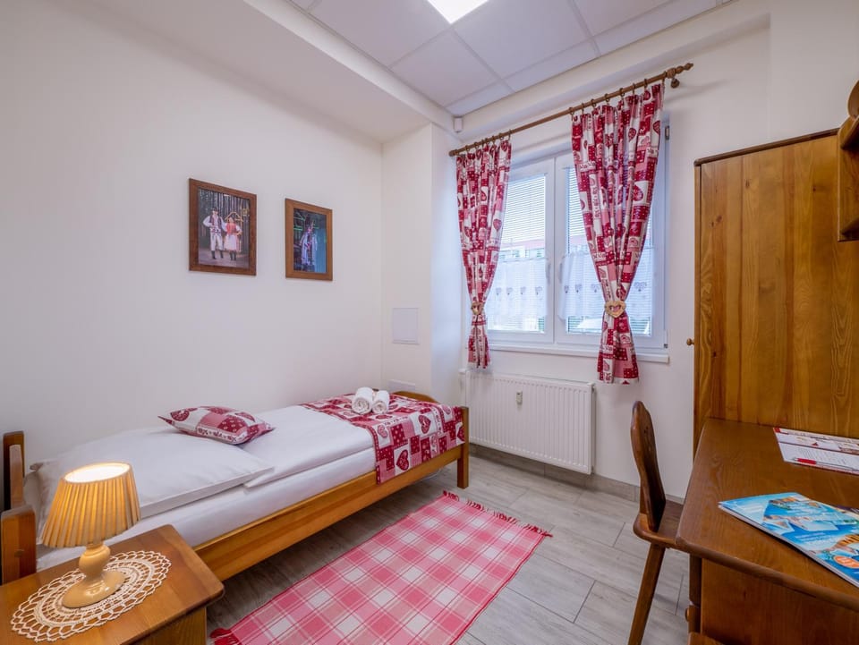 Bed, Photo of the whole room, Seating area, Bedroom